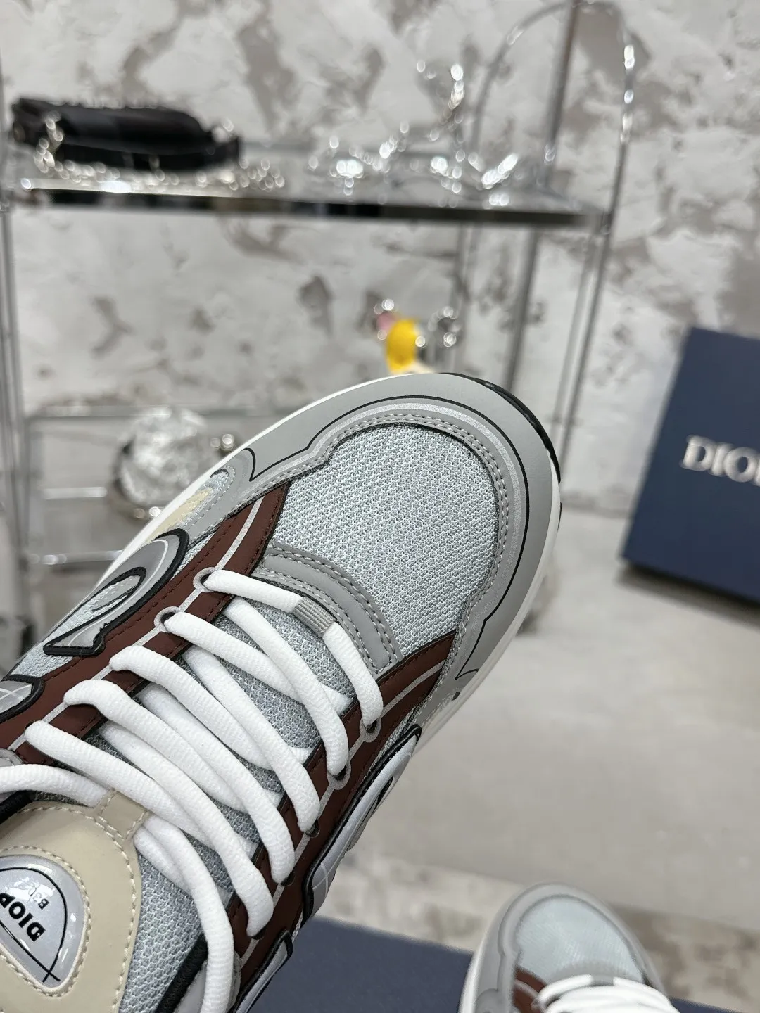 Men's men's shoes 💰600❤️❤️❤️High version Dior Dior's latest color matching B30 series reflective dad sneakers original 17380💰 purchased for development and production Brand new B30 sneakers Dad Shoes style shoes that follow the trend of the retro market The Dior logo on the tongue also indicates that this pair of shoes is the B30 model! B30 uses fine-textured leather and mesh cloth materials to form a shoe body. There are conspicuous letters CD on both sides of the shoe body to indicate identity. Many lines on the shoe body outline details to make the shoes look less monotonous and full of retro flavor. The delivery counter is exquisitely packaged🛍📦 ▪️Fabric: Original customized technical fabric + mesh ▪️Inner lining: Customized breathable lining ▪️Outsole: Original molded IP foam + TPU outsole ▪️Sole thickness: 3.5CM ▪️Size: Women’s size 35-40 / Men’s size 39-46
